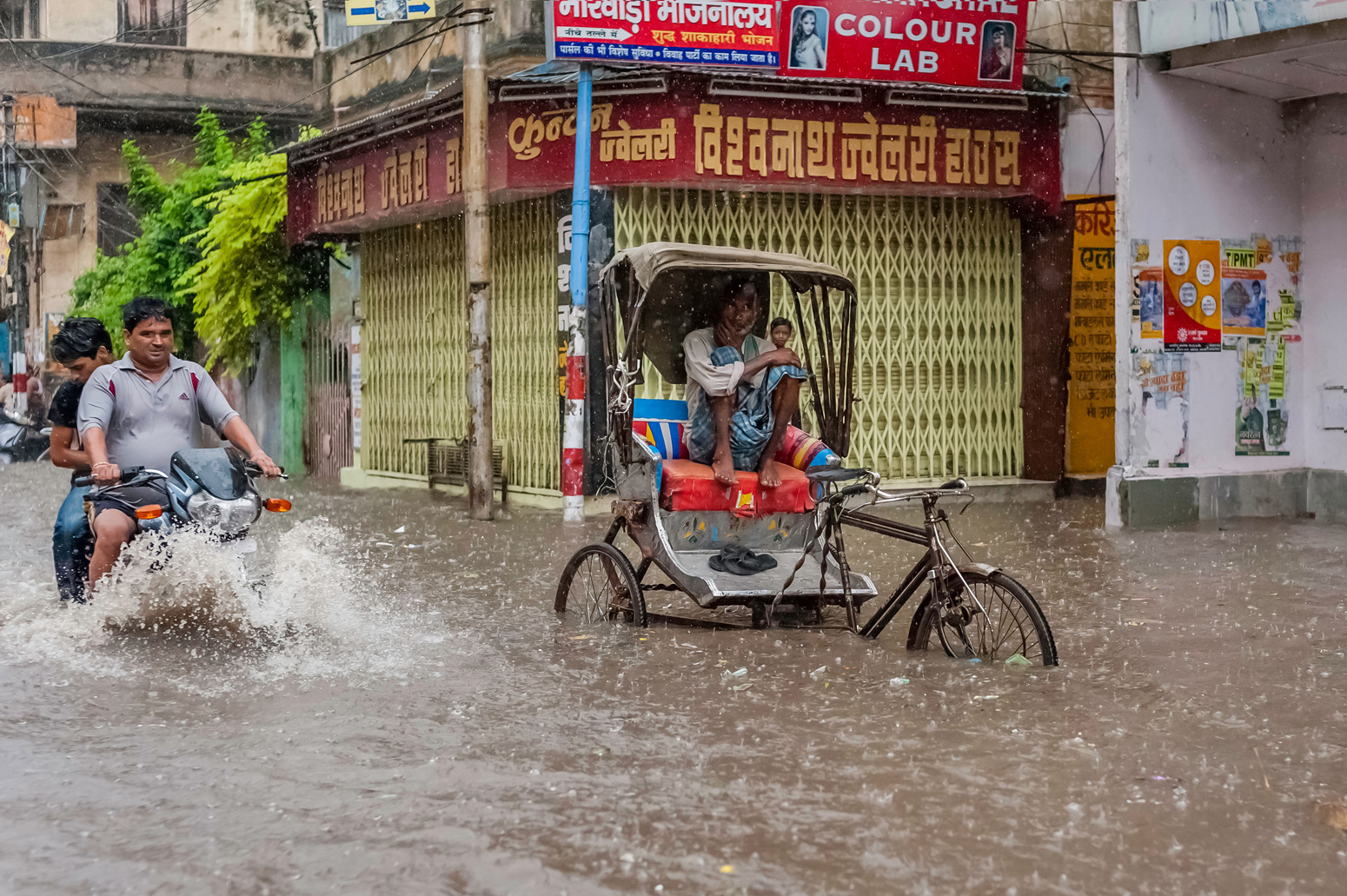 Monsoon-rain-and-flash-flood-in-Varanasi,-India